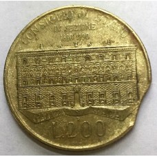 ITALY 1990 . TWO HUNDRED 200 LIRE COIN . ERROR . CLIPPED PLANCHET